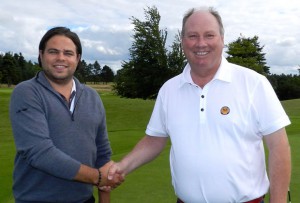 Salgschef Simon Denwers fra Galvin Green (tv) og Formand Marcus Brown fra PGA og Denmark (th) giver hånd på forlængelsen af samarbejdsaftalen.