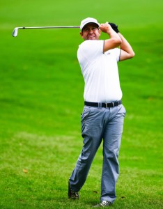 30-5-2015 PGA Tour 2015, AT&T Byron Nelson Championship, TPC Four Seasons Resort, Irving, TX, USA. 28-31 May. Erik Compton of United States hits his approach shot on #1 during the third round.