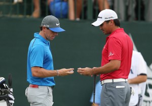 09-08-14 PGA Tour 2014, US PGA CHAMPIONSHIP, Valhalla GC, Louisville, Kentucky, USA. 07-10 Aug. Rory McIlroy of Northern Ireland and Jason Day compare golf balls before teeing off during the third round.